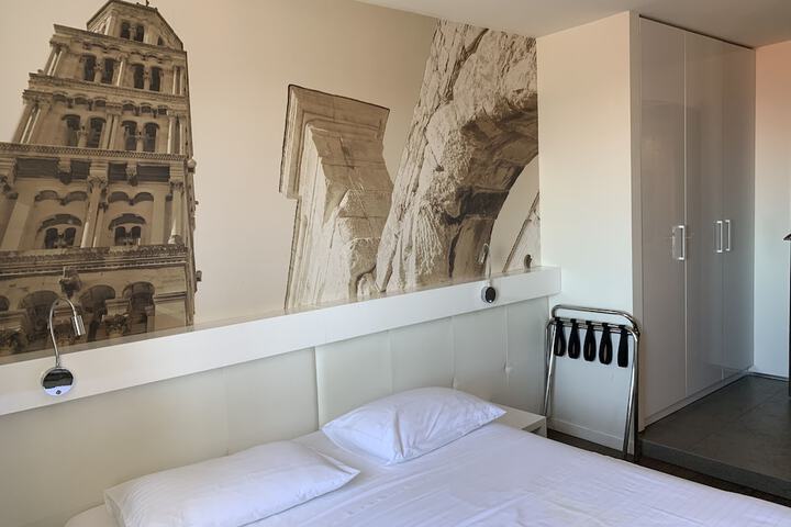 Room 13 of 32
