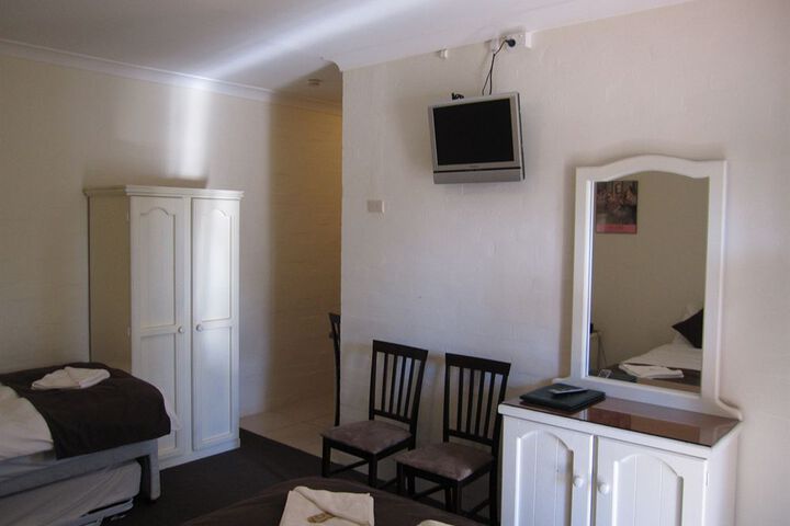 Room 6 of 13