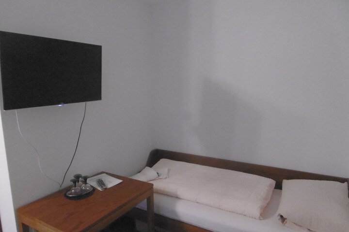 Room 4 of 27