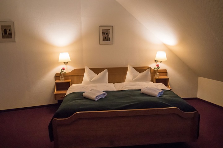 Room 6 of 33
