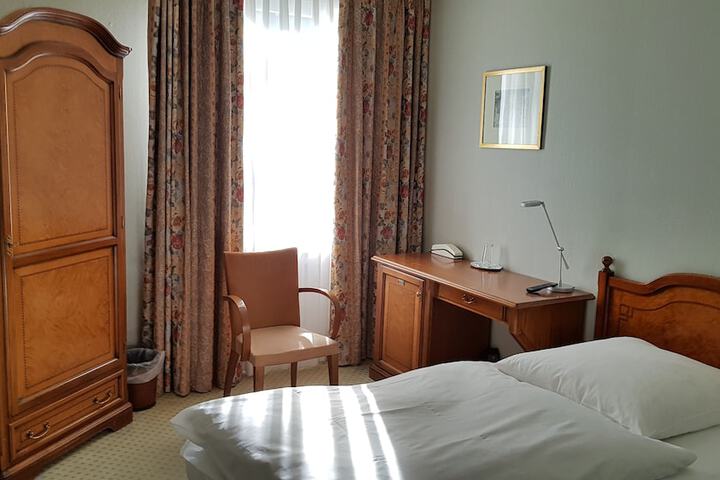 Room 7 of 32