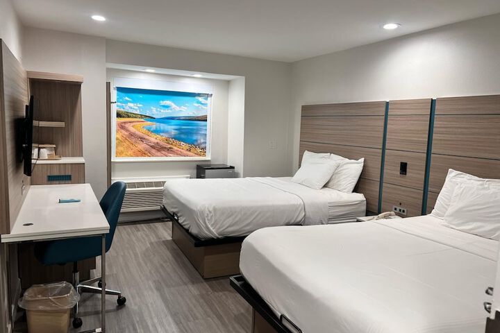 1 Queen Bed (10 of 16)