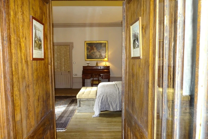 Room 2 of 2