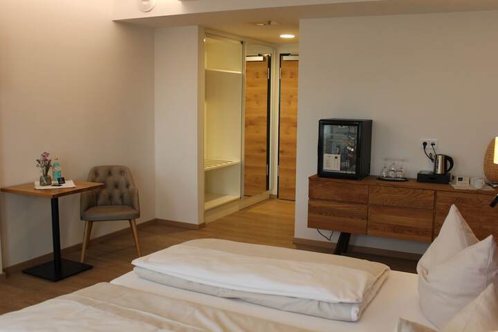 Room 13 of 33