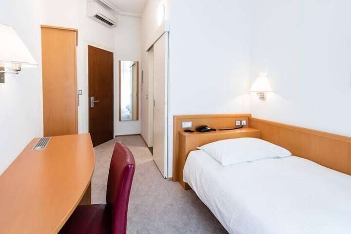 Room 30 of 52