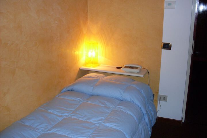 Room 8 of 18