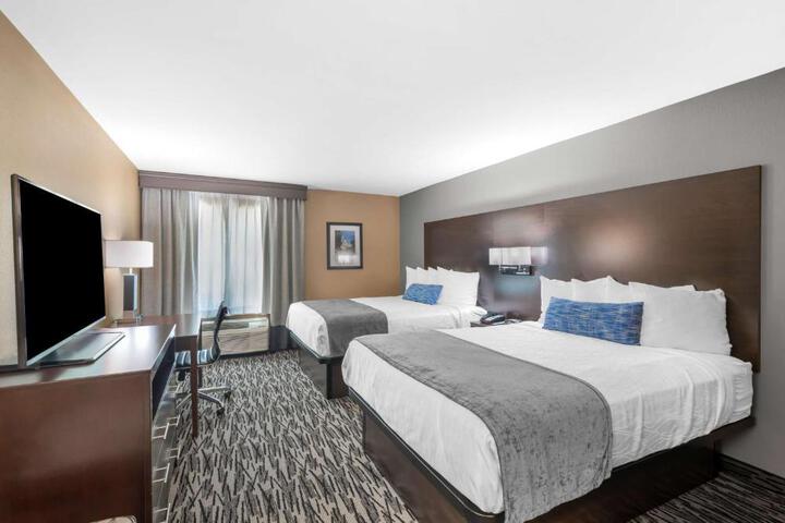 2 Queen Beds Microwave and Refrigerator WiFi Full Breakfast (4 of 15)
