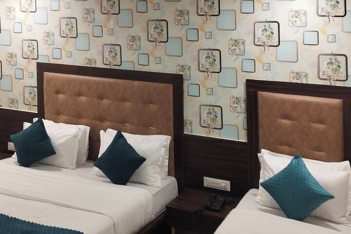 Room 13 of 20