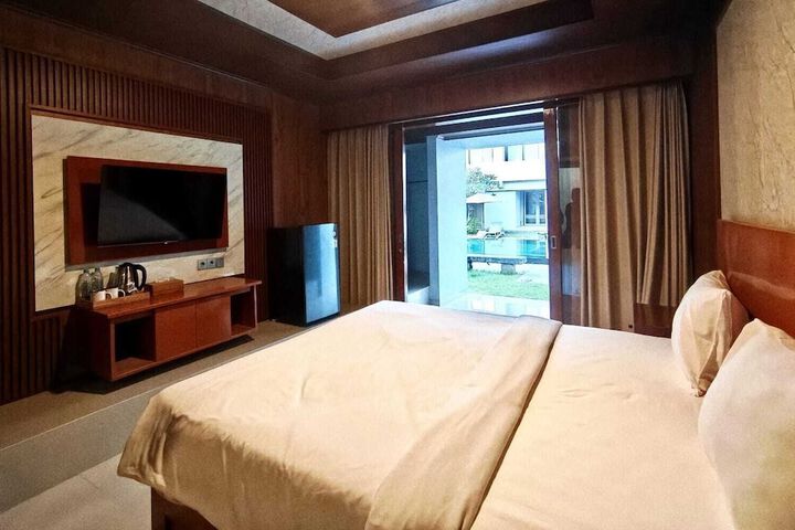 Room 7 of 12