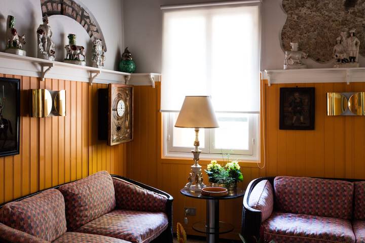 Lounge 44 of 72