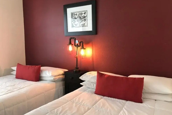 Room 6 of 18
