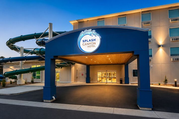 Splash Canyon Hotel