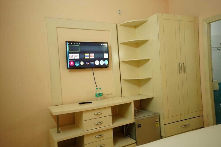 Room 13 of 32