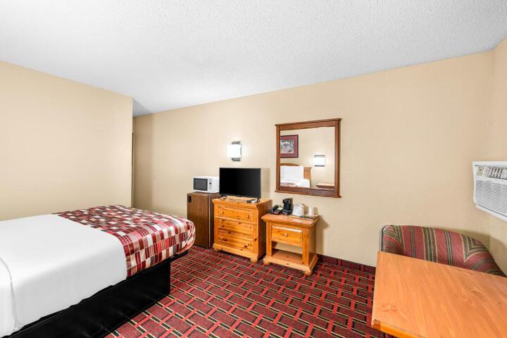 1 Queen Bed (7 of 14)