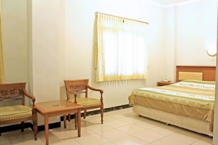 Room 7 of 12