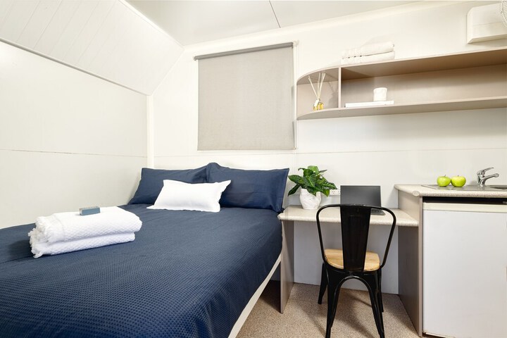 Room 6 of 18