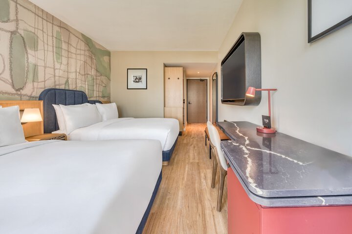 1 Queen Bed Accessible Tub (4 of 4)