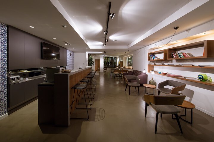 Lounge 37 of 44