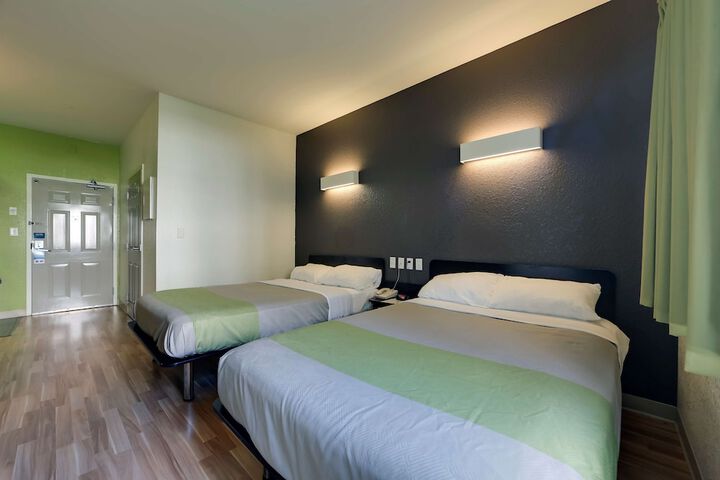 2 Double Beds (4 of 6)