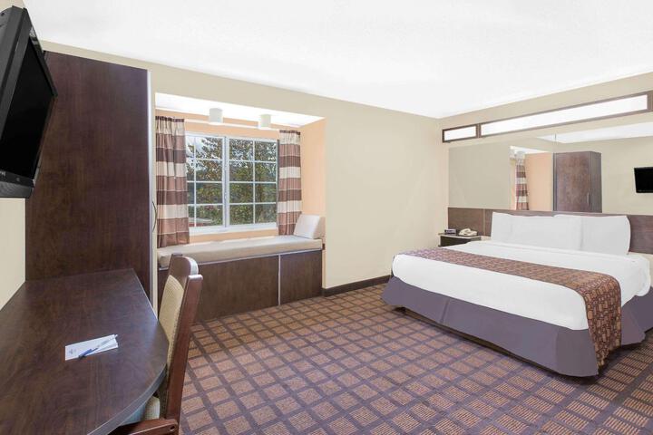 1 Queen Bed (7 of 20)