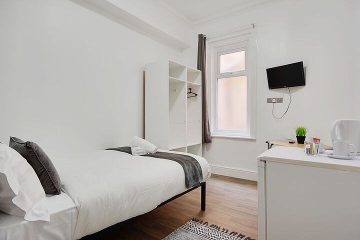 Room 25 of 42