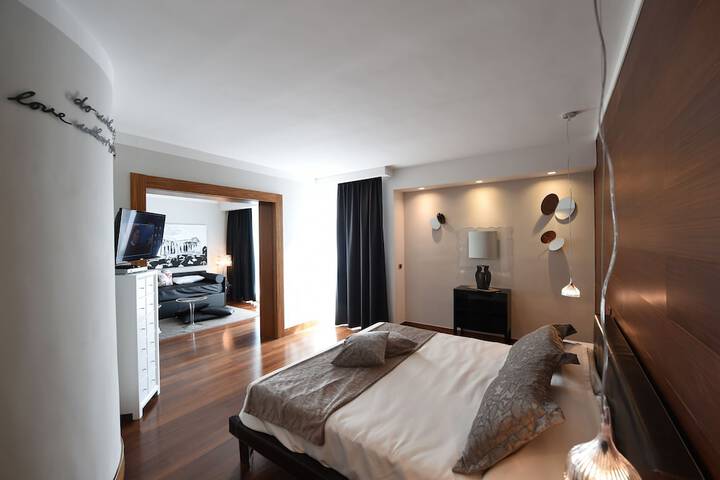Room 5 of 99