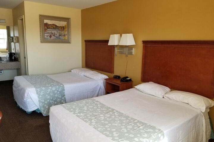 2 Queen Beds (13 of 15)