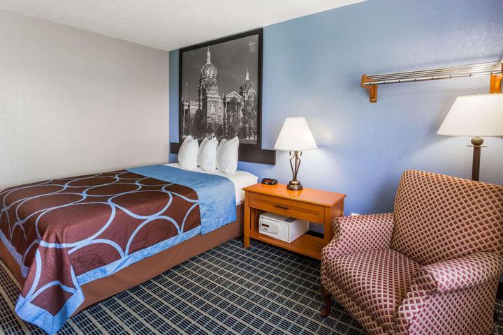 1 Queen Bed (3 of 12)