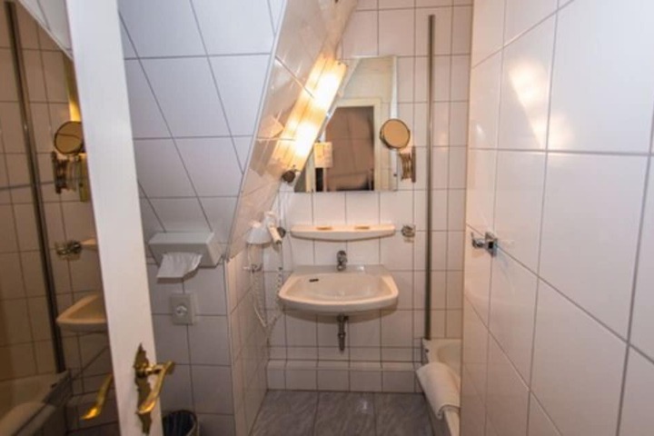 Room 53 of 107