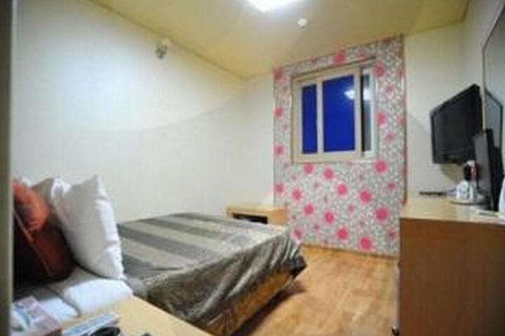 Room 1 of 6