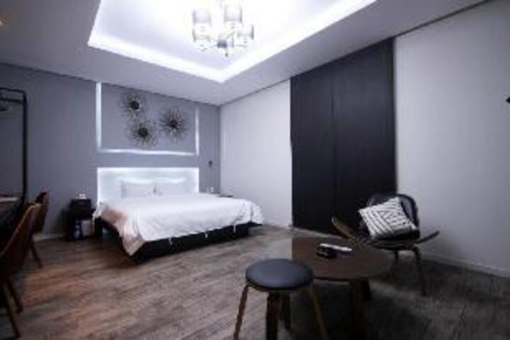 Room 1 of 2
