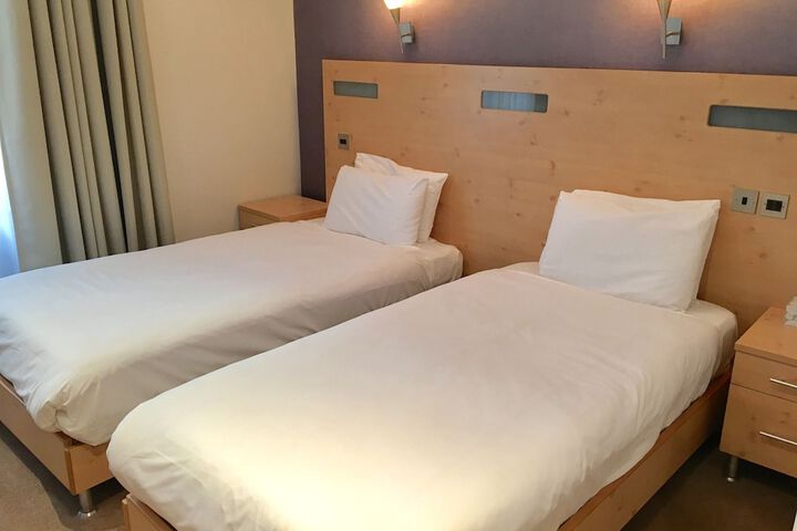 Room 13 of 33