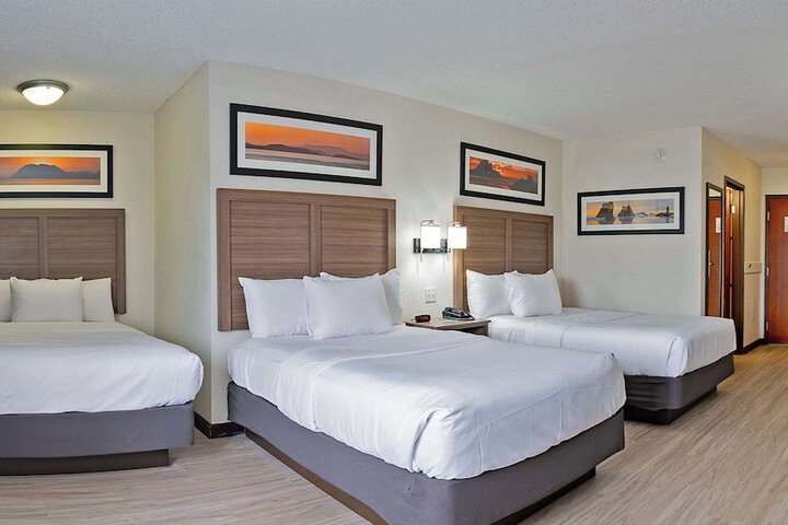 2 Double Beds (15 of 19)