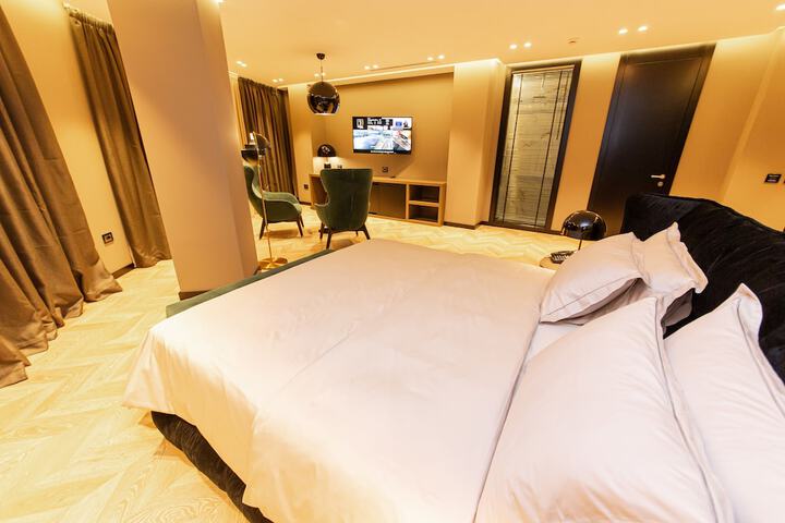 Room 13 of 77