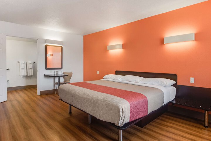 1 King Bed (2 of 13)