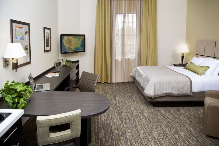 Studio Accessible Queen Size Bed (2 of 12)