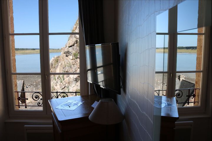 Room 10 of 98