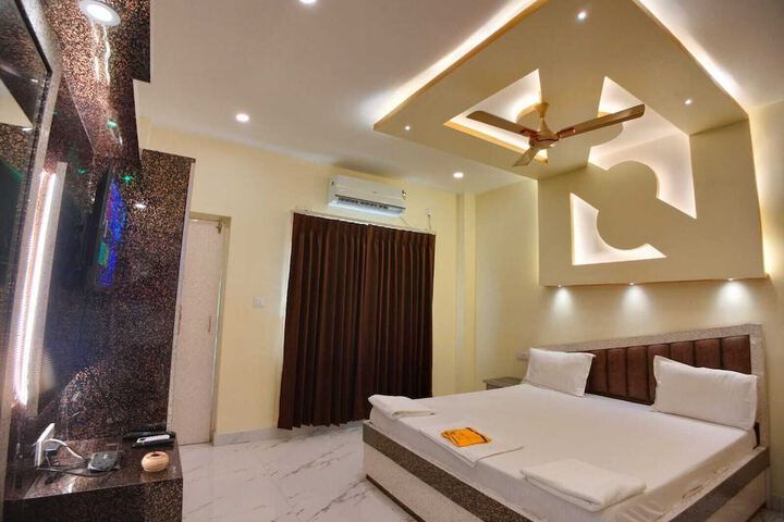 Room 9 of 11