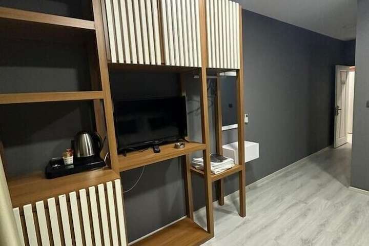 Room 4 of 18