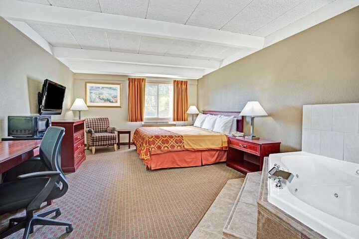 1 King Bed (5 of 7)
