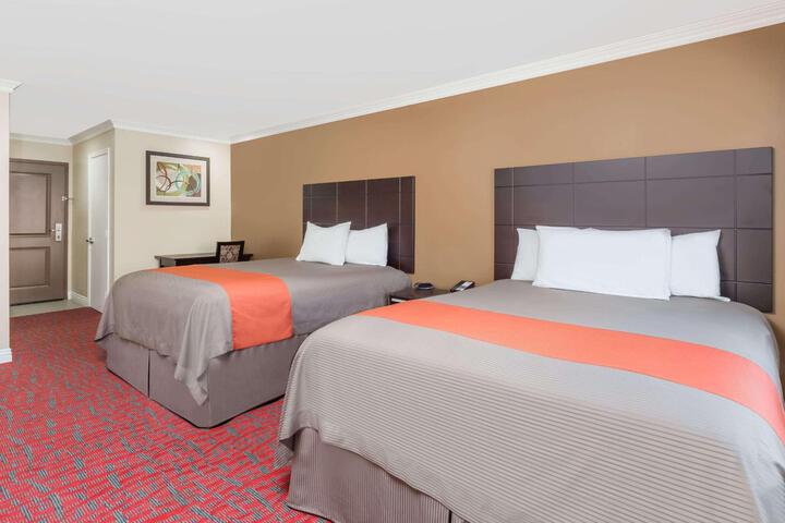 1 Queen Bed (21 of 32)