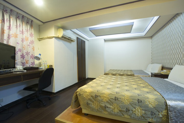 Room 9 of 35