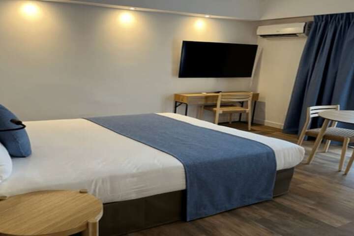 Room 7 of 77