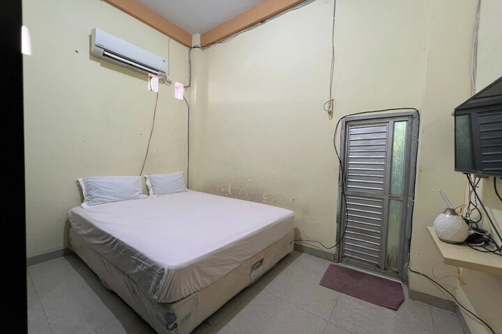 Exterior of Hotel O Ziza Kost82 Syariah