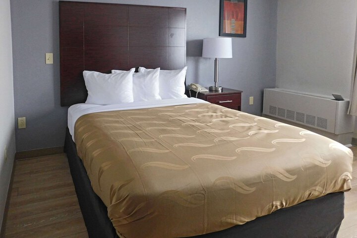 1 Queen Bed Accessible (7 of 7)