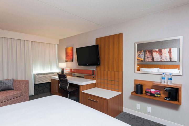 1 King Bed (2 of 14)