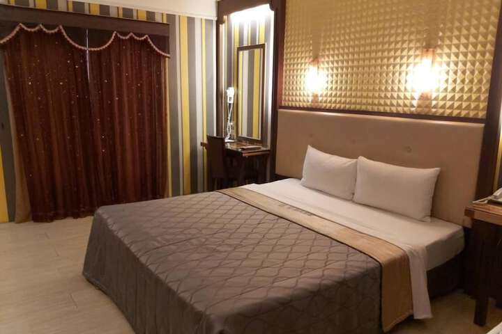 Room 16 of 32