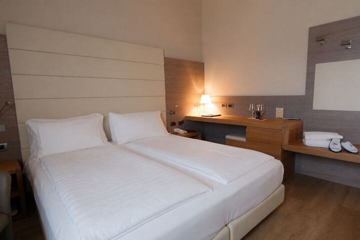 Room 17 of 36