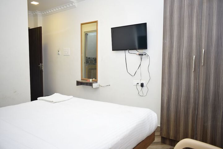 Room 4 of 33