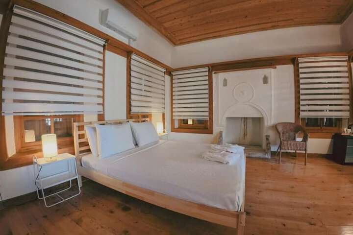 Room 2 of 10